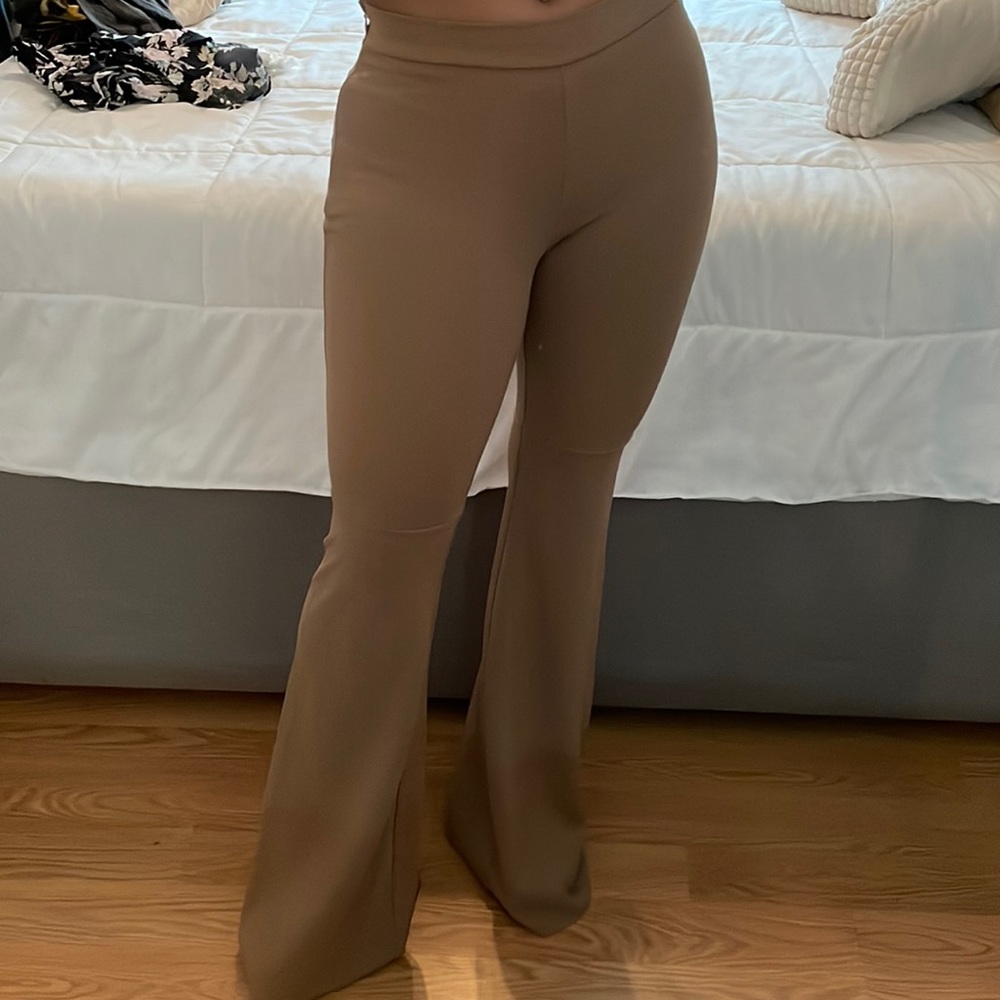 - Súper flare khaki pants